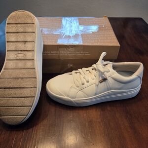 Dr. Scholl's Cream Athletic Sneakers